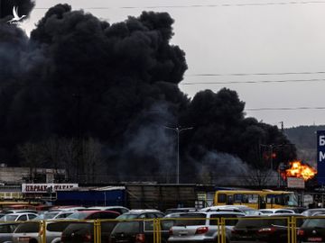 Cột khói bốc lên từ địa điểm bị không kích tại Lviv, miền tây Ukraine, hôm 26/3. Ảnh: AFP.