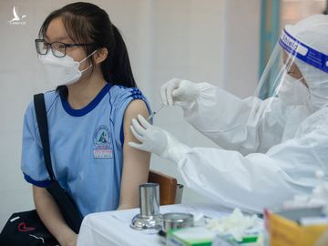 Nhân viên y tế tiêm vaccine Covid-19 cho học sinh tại trường THPT Lương Thế Vinh, quận 1, ngày 27/10. Ảnh: Thành Nguyễn