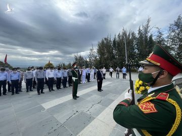 Thủ tướng Phạm Minh Chính dâng hương, hoa tại Khu tưởng niệm Chiến sĩ Gạc Ma - Ảnh 2.