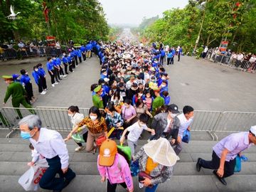 Đền thờ Vua Hùng đông chưa từng có trong 2 năm qua-1000 cảnh sát, sinh viên được huy động - Ảnh 3.