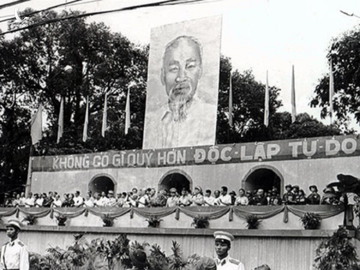 Lãnh đạo Đảng, Nhà nước trên lễ đài tại Lễ mít tinh mừng Việt Nam đại thắng, ngày 15/5/1975 (Nguồn: baotanglichsu.vn)