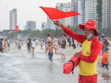 Cac bai bien Da Nang dong nghit du khach anh 3