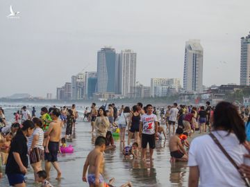 Cac bai bien Da Nang dong nghit du khach anh 4