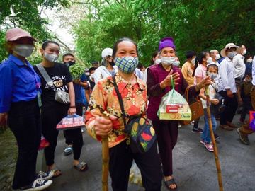 Đền thờ Vua Hùng đông chưa từng có trong 2 năm qua-1000 cảnh sát, sinh viên được huy động - Ảnh 6.