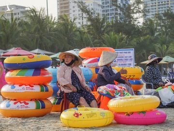 Cac bai bien Da Nang dong nghit du khach anh 6