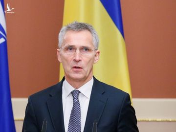 Tổng thư ký NATO Jens Stoltenberg tại Kiev, Ukraine, hồi tháng 10/2019. Ảnh: Reuters.