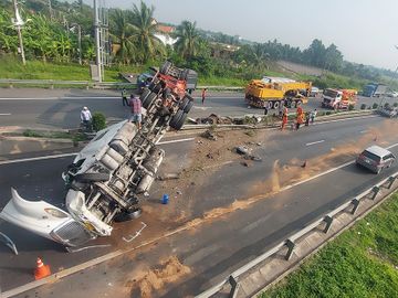 Phần rơ moóc lật ngửa ở hai làn đường chiều ngược lại. Ảnh: Nam An