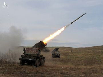 Bệ phóng rocket đa nòng BM-21 "Grad" của Ukraine khai hỏa gần Lugansk, vùng Donbass ngày 10/4. Ảnh: Getty