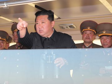 Lãnh đạo Kim Jong-un (áo đen) giám sát cuộc thử nghiệm trong ảnh công bố hôm nay. Ảnh: KCNA.