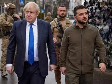 Tổng thống Ukraine Volodymyr Zelensky và Thủ tướng Anh Boris Johnson đi bộ dọc một con phố ở Kiev sau cuộc gặp ngày 9/4. Ảnh: Reuters.