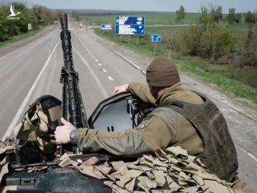 Một người lính Ukraine ngồi trên xe bọc thép trên con đường gần Sloviansk, miền đông Ukraine hôm 26/4. Ảnh: AFP.
