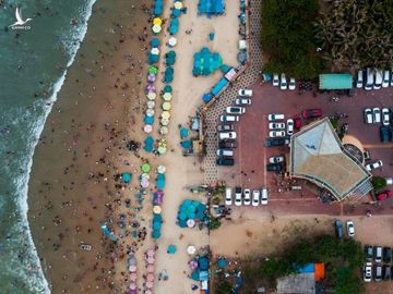 Bien Vung Tau dong kin khach ngay le anh 3