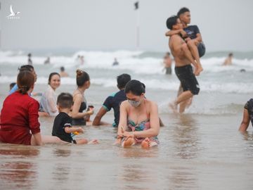 Bien Vung Tau dong kin khach ngay le anh 4