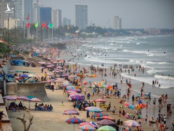 Bien Vung Tau dong kin khach ngay le anh 1