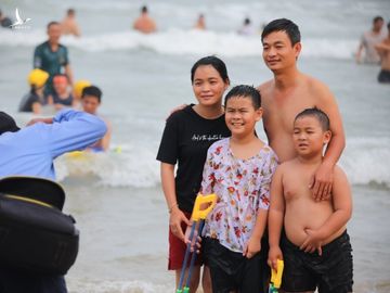 Bien Vung Tau dong kin khach ngay le anh 5