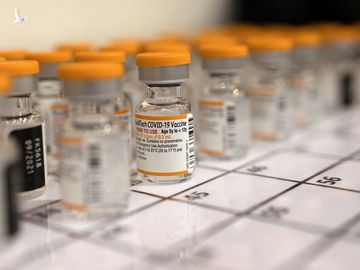 Các lọ vaccine Covid-19 của Pfizer cho trẻ từ 5 đến 12 tuổi tại Pennsylvania, Mỹ, ngày 5/12. Ảnh:Reuters