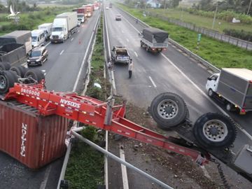 Xe container lật trên cao tốc Trung Lương