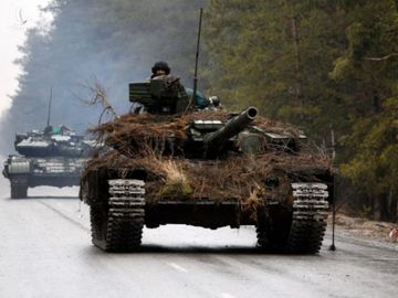 Xe tăng Ukraine ở khu vực Lugansk ngày 26/2. Ảnh: AFP