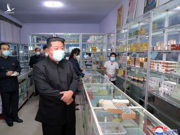 Lãnh đạo Triều Tiên Kim Jong-un kiểm tra một hiệu thuốc ở thủ đô Bình Nhưỡng hôm 15/5. Ảnh: KCNA.