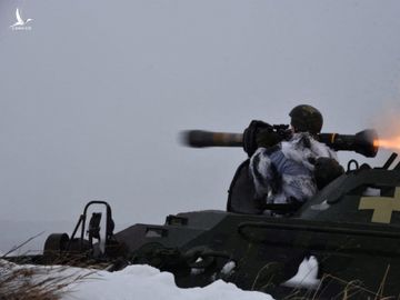 Vũ khí chống tăng vác vai NLAW. Ảnh: Reuters