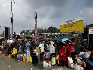 Toàn cảnh Sri Lanka: Bắt đầu giai đoạn khó khăn bậc nhất, cả nghìn người xếp hàng mua gas - Ảnh 1.