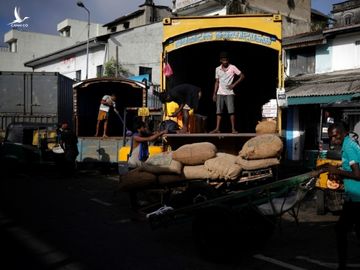 Toàn cảnh Sri Lanka: Bắt đầu giai đoạn khó khăn bậc nhất, cả nghìn người xếp hàng mua gas - Ảnh 2.