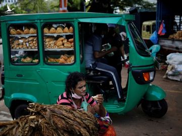 Toàn cảnh Sri Lanka: Bắt đầu giai đoạn khó khăn bậc nhất, cả nghìn người xếp hàng mua gas - Ảnh 3.