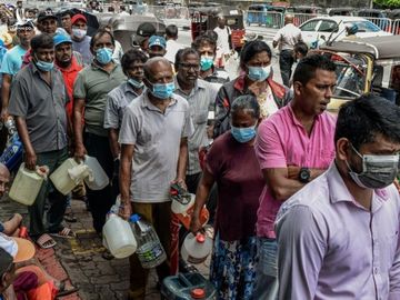 Toàn cảnh Sri Lanka: Bắt đầu giai đoạn khó khăn bậc nhất, cả nghìn người xếp hàng mua gas