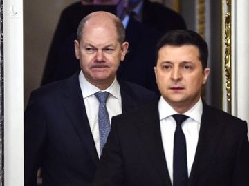 Thủ tướng Đức Olaf Scholz (trái) và Tổng thống Ukraine Volodymyr Zelensky chuẩn bị họp báo sau cuộc gặp ở Kiev ngày 14/2/2022. Ảnh: Getty