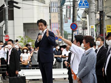 Ông Abe phát biểu trước đám đông ngay trước khi bị tấn công. Ảnh: Asahi.