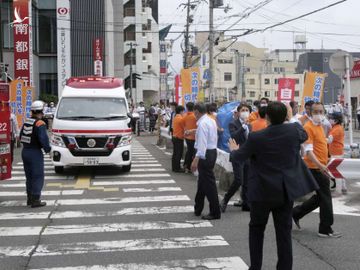 NÓNG: Cựu Thủ tướng Nhật Shinzo Abe đổ gục vì bị bắn vào ngực - ảnh 2