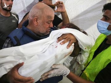 Nhà báo Wael al-Dahdouh ôm xác con tại bệnh viện al-Aqsa, Dải Gaza, ngày 25/10.