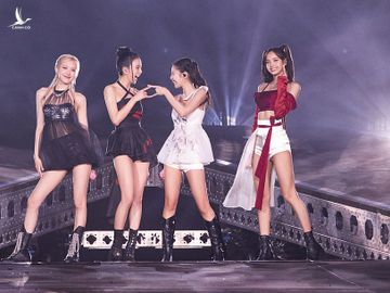 Từ trái sang: Rosé, Jisoo, Jennie, Lisa trong concert ở Hà Nội. 