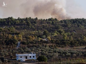 Khói bốc lên sau một cuộc không kích của Israel tại làng Alma Al-Shaab, miền nam Lebanon, hồi tháng trước.