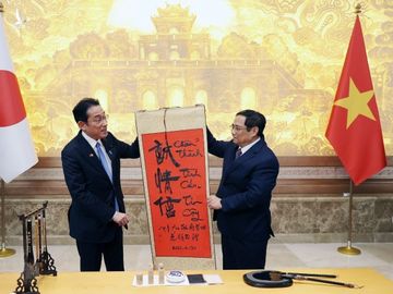 Thủ tướng Phạm Minh Chính tặng Thủ tướng Nhật Bản Kishida Fumio bức thư pháp "Chân thành - Tình cảm - Tin cậy", nhân chuyến thăm của lãnh đạo Nhật Bản tới Việt Nam tháng 4/2022.
