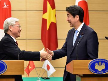 Tổng bí thư Nguyễn Phú Trọng bắt tay Thủ tướng Shinzo Abe trong chuyến thăm chính thức Nhật Bản tháng 9/2015.