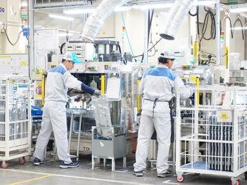 Công nhân sản xuất máy lạnh trong nhà máy Daikin tại Việt Nam tháng 12/2019.