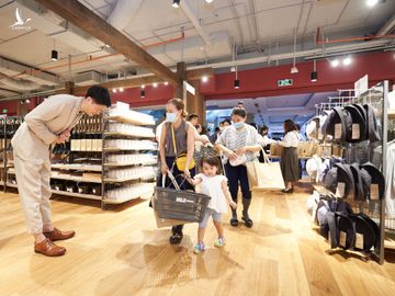 Ông Tetsuya Nagaiwa, Tổng giám đốc Muji Retail Việt Nam (bên trái) chào khách đến mua sắm nhân dịp khai trương cửa hàng mới tại Thành phố Thủ Đức, TP HCM