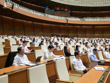 Các đại biểu tại Hội trường Diên Hồng thảo luận kinh tế - xã hội ngày 31/10.