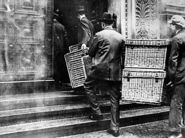 Công nhân ở Berlin mang giỏ đi nhận lương năm 1923.