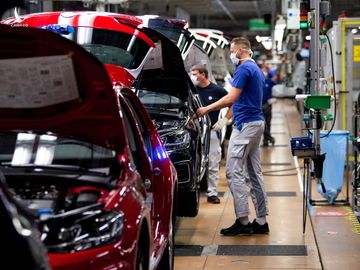 Dây chuyền sản xuất của Volkswagen tại Wolfsburg, Đức ngày 27/4/2020.