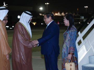Thủ tướng Phạm Minh Chính và phu nhân Lê Thị Bích Trân đến sân bay Al Maktoum, thành phố Dubai (UAE) tối 30/11.