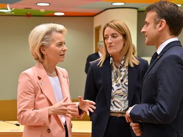Chủ tịch Ủy ban Châu Âu Ursula von der Leyen (trái), Chủ tịch Nghị viện Châu Âu Roberta Metsola (giữa) và Tổng thống Pháp Emmanuel Macron trao đổi khi tới dự hội nghị thượng đỉnh EU tại Brussels, Bỉ ngày 14/12.