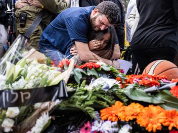 Người thân khóc thương trong tang lễ ở Shefayim, gần Tel Aviv ngày 17/12.