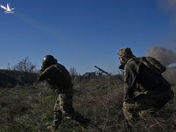 Binh sĩ Ukraine khai hỏa về phía lực lượng Nga ở Zaporizhzhia hồi tháng 11.