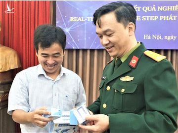 Ông Hồ Anh Sơn và Tổng giám đốc công ty Việt Á, Phan Quốc Việt tại họp báo công bố kết quả nghiên cứu chế tạo bộ kit do Học viện Quân y và Công ty cổ phần Công nghệ Việt Á phối hợp thực hiện, tháng 3/2020.