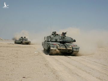Binh sĩ Anh tuần tra bằng xe tăng Challenger 2 tại sa mạc gần Basra, Iraq năm 2006.