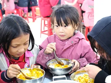 Học sinh Trường phổ thông dân tộc bán trú tiểu học Hoàng Thu Phố 1 với bữa ăn bán trú trưa 19-12.