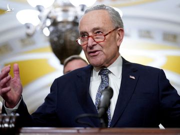 Lãnh đạo phe đa số tại Thượng viện Chuck Schumer họp báo tại Đồi Capitol hôm 5/12.