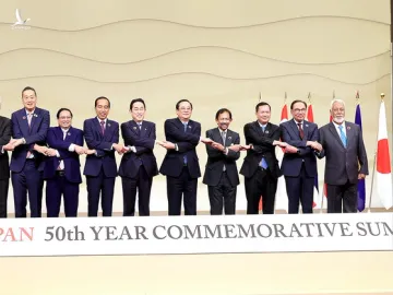 Thủ tướng Phạm Minh Chính và các lãnh đạo ASEAN, Nhật Bản bắt tay theo phong cách ASEAN tại Hội nghị kỷ niệm 50 năm quan hệ hai bên.